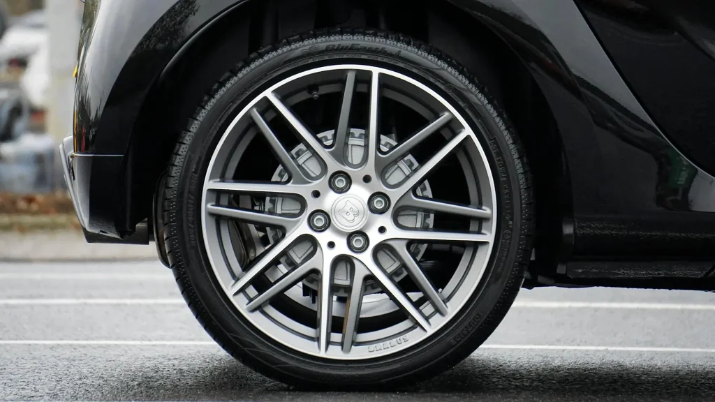 Alumiinivanteinen rengas pysäköidyssä autossa