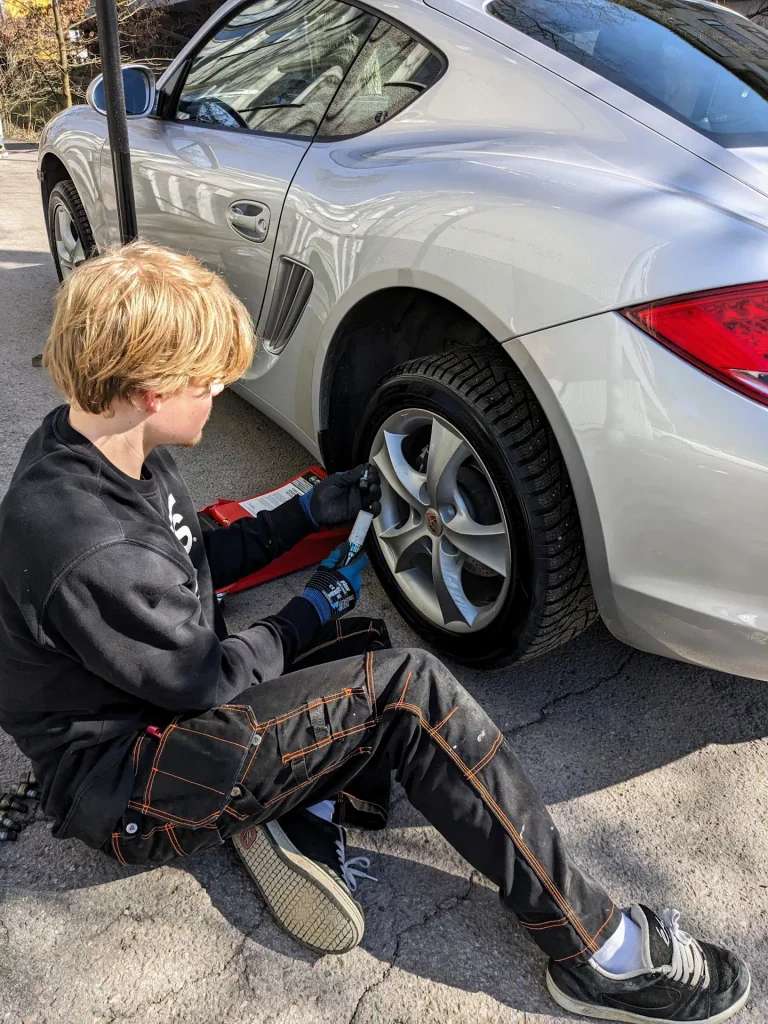 Porsche Caymanin renkaanvaihto, auto nostettu matalaprofiilisella tunkilla